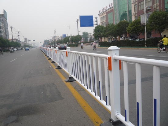 公路護欄.jpg